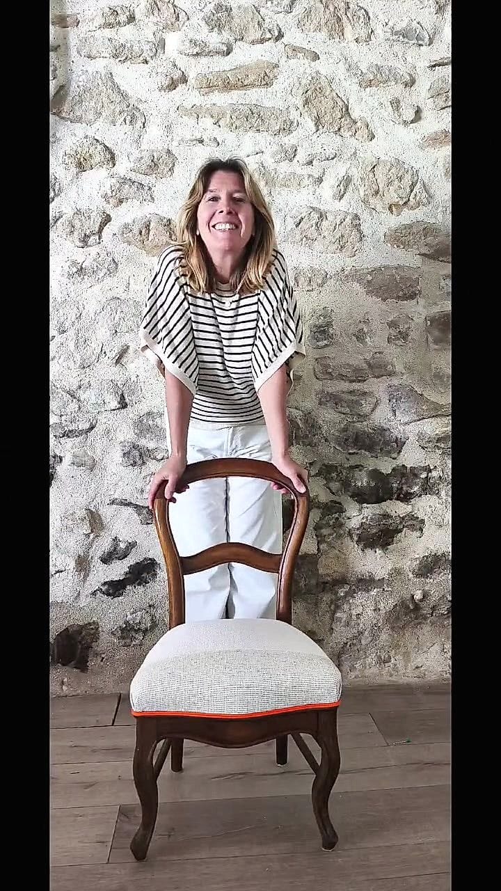 Nathalie Desreumaux riant derrière une chaise qu&rsquo;elle vient de terminer