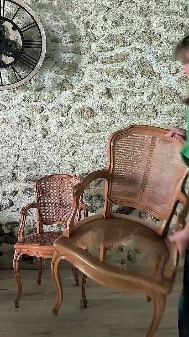 Deux fauteuils cannés tels qu&rsquo;ils arrivent à l&rsquo;atelier, assises éventrées et bois marqué