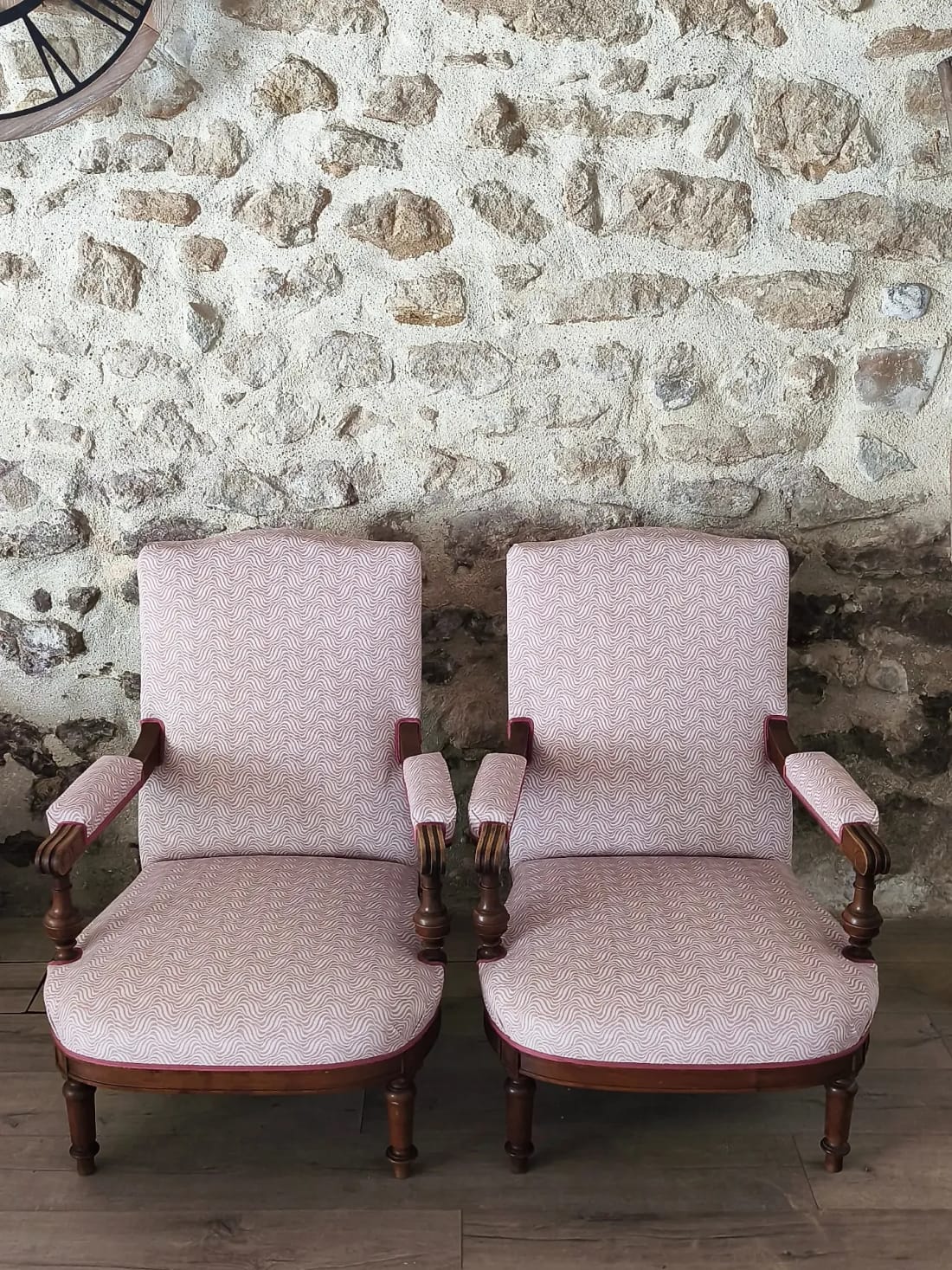 Paire de fauteuils anciens recouverts d&rsquo;un tissu rose poudré