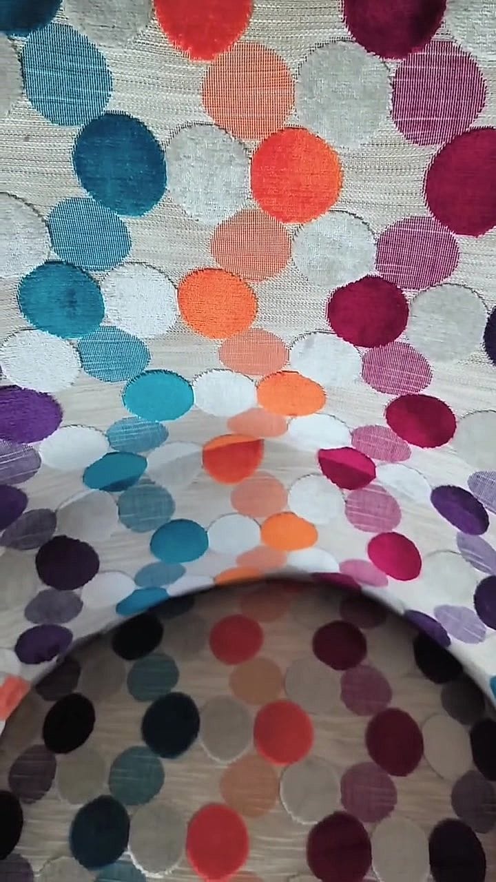 Velours à grands pois rouges, bleus, violets et orangés